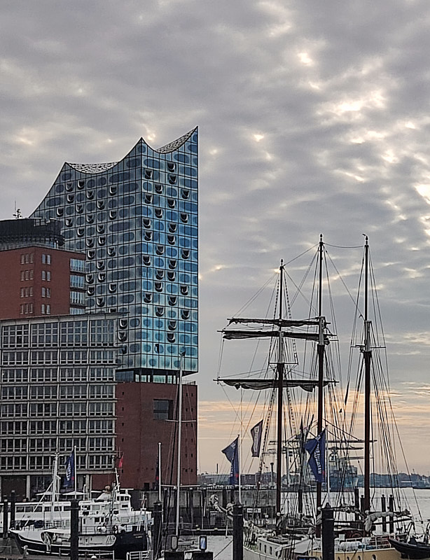 Elbphilharmonie von Landungsbrücken aus gesehen, Segelschiff im Vordergund