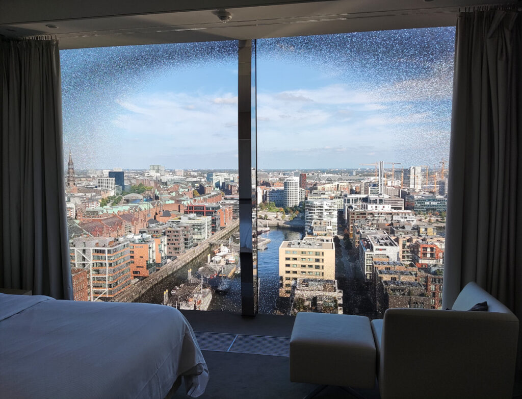 Zimmer Elbphilharmonie Aussicht auf HafenCity