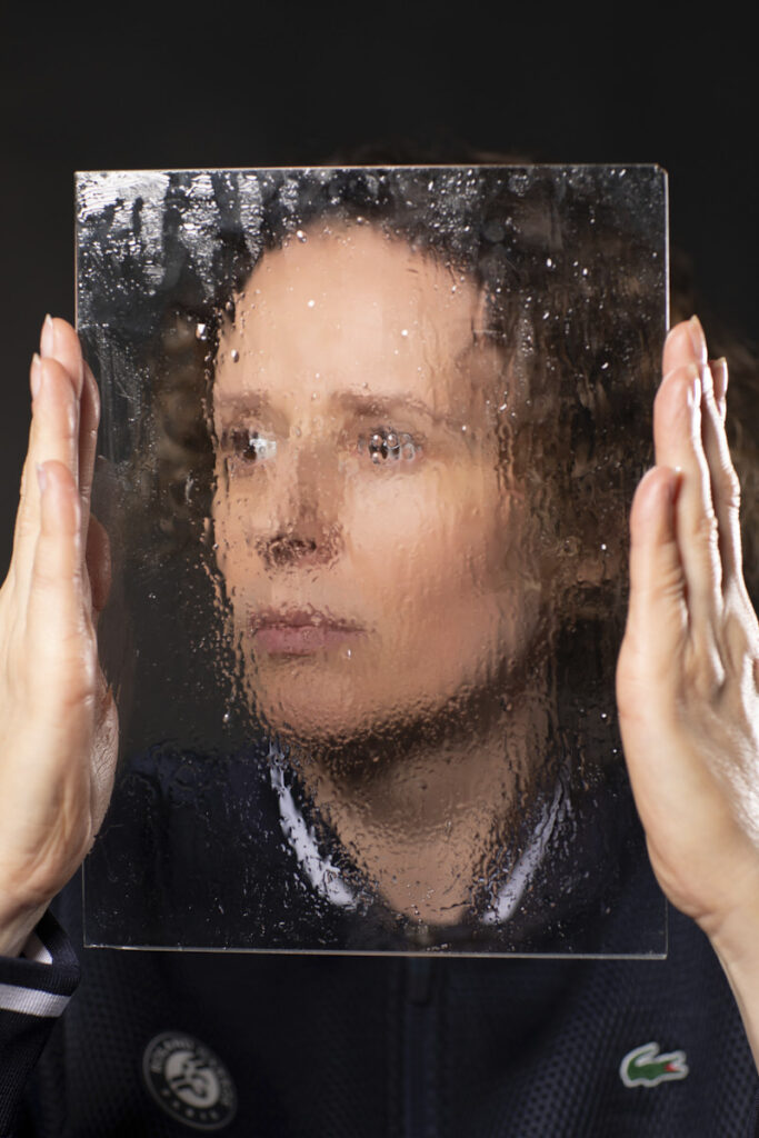 Thema Depression Portrait seitlich hinter nasser Scheibe